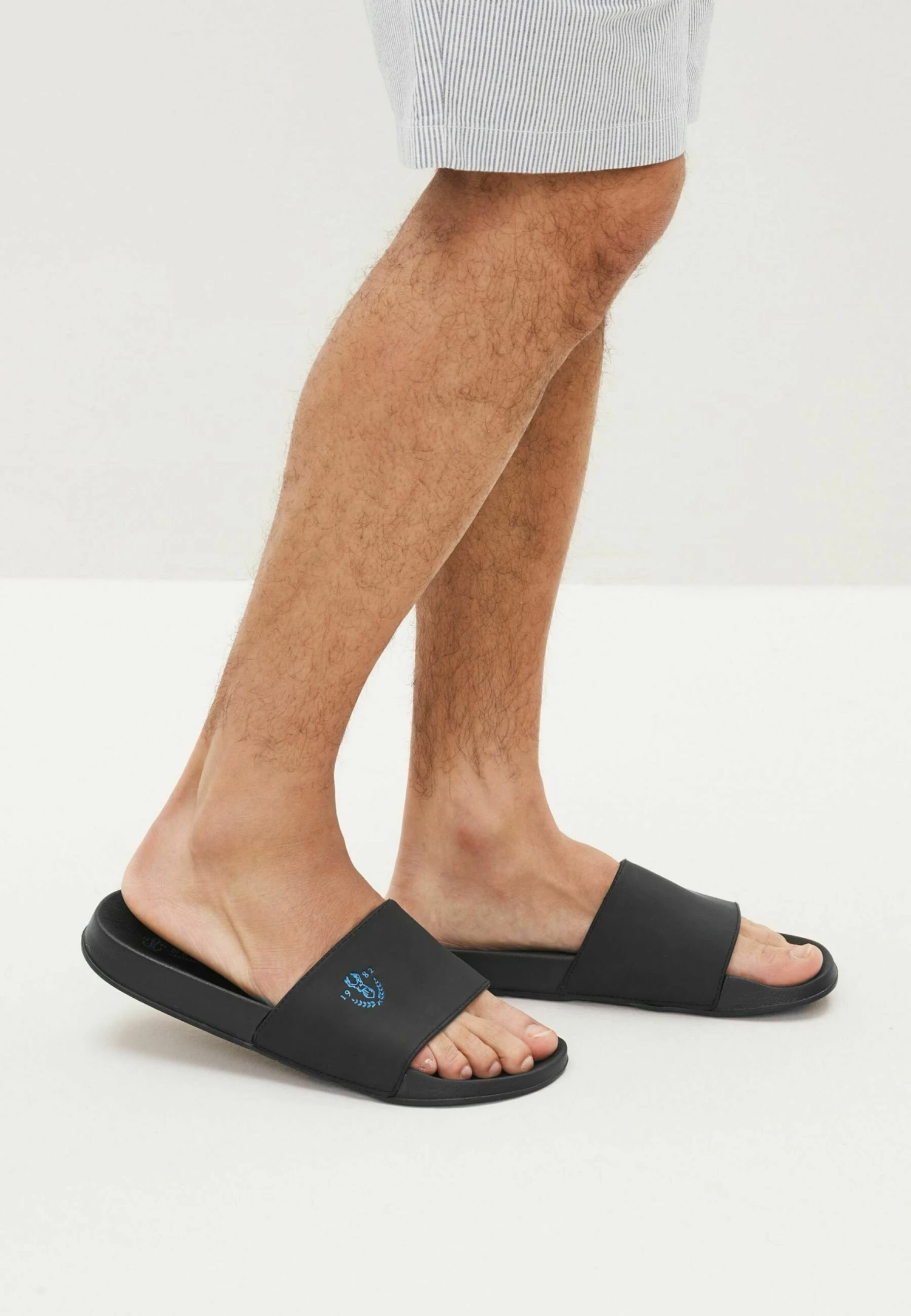 Next Standard - Badslippers - Black