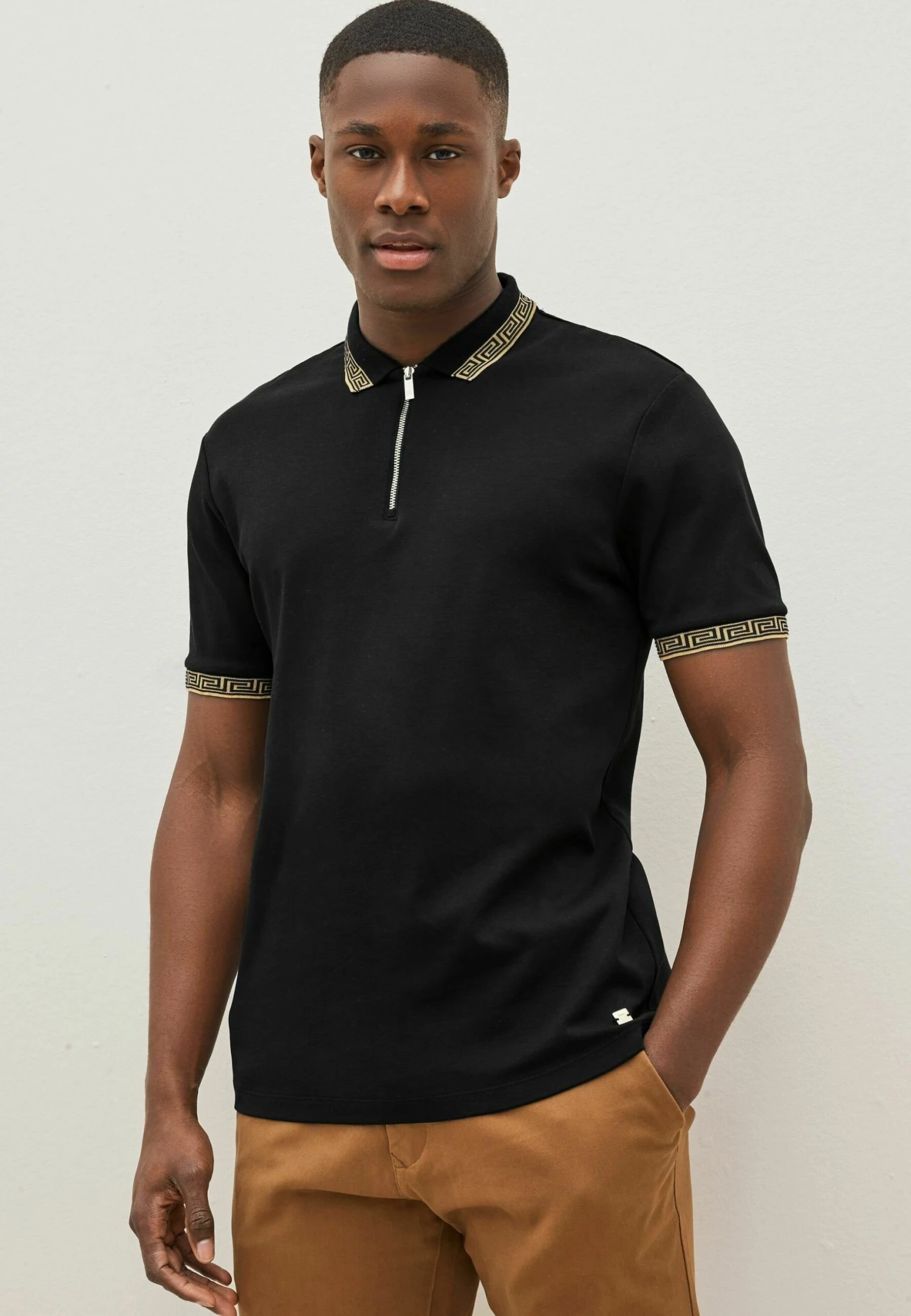Next Tipped Regular Fit- Poloshirt - Black Gold Collar