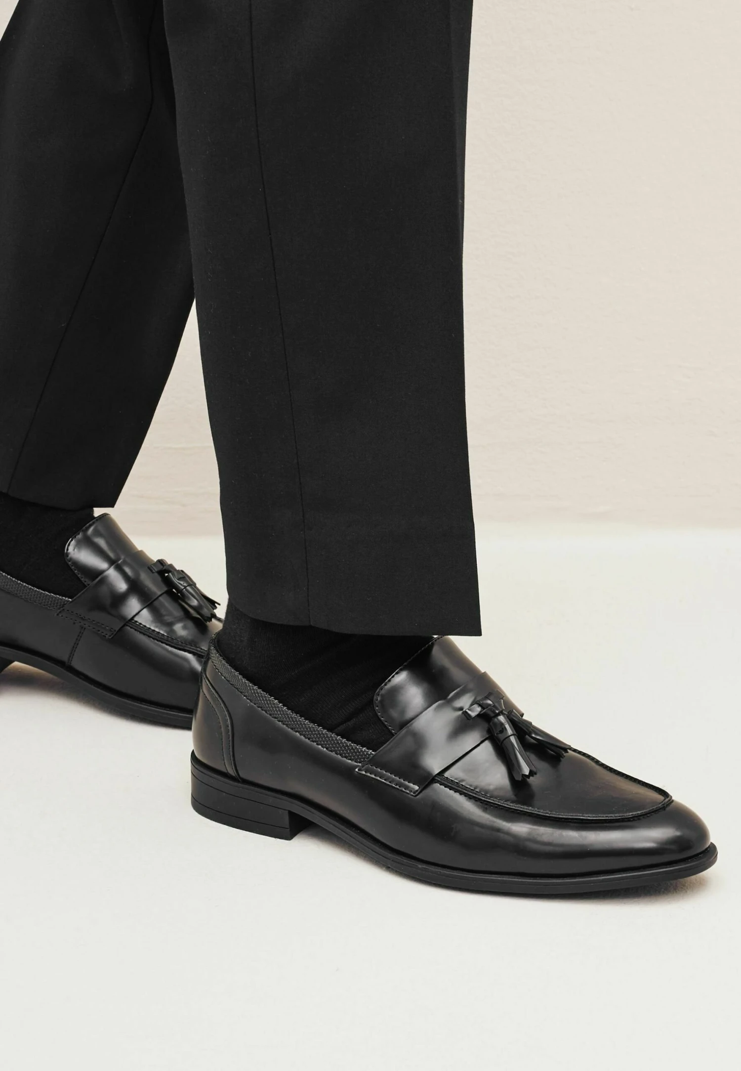 Next High Shine Tassel Standard - Instappers - Black